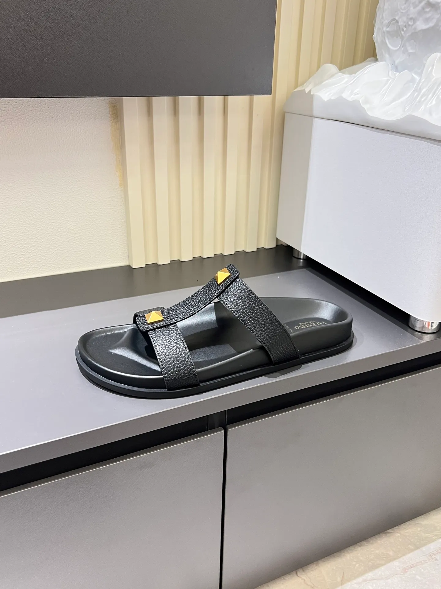 Men's shoes 💰p300 VALENTINO Men's 🧍‍♂️ Spring and summer new style metal logo flat slippers, elegant sandals, the same style worn by celebrities, original molding, imported calfskin. Rubber outsole. Soft and durable, full set of counter packaging size: 39-44 (.45.46 customized)